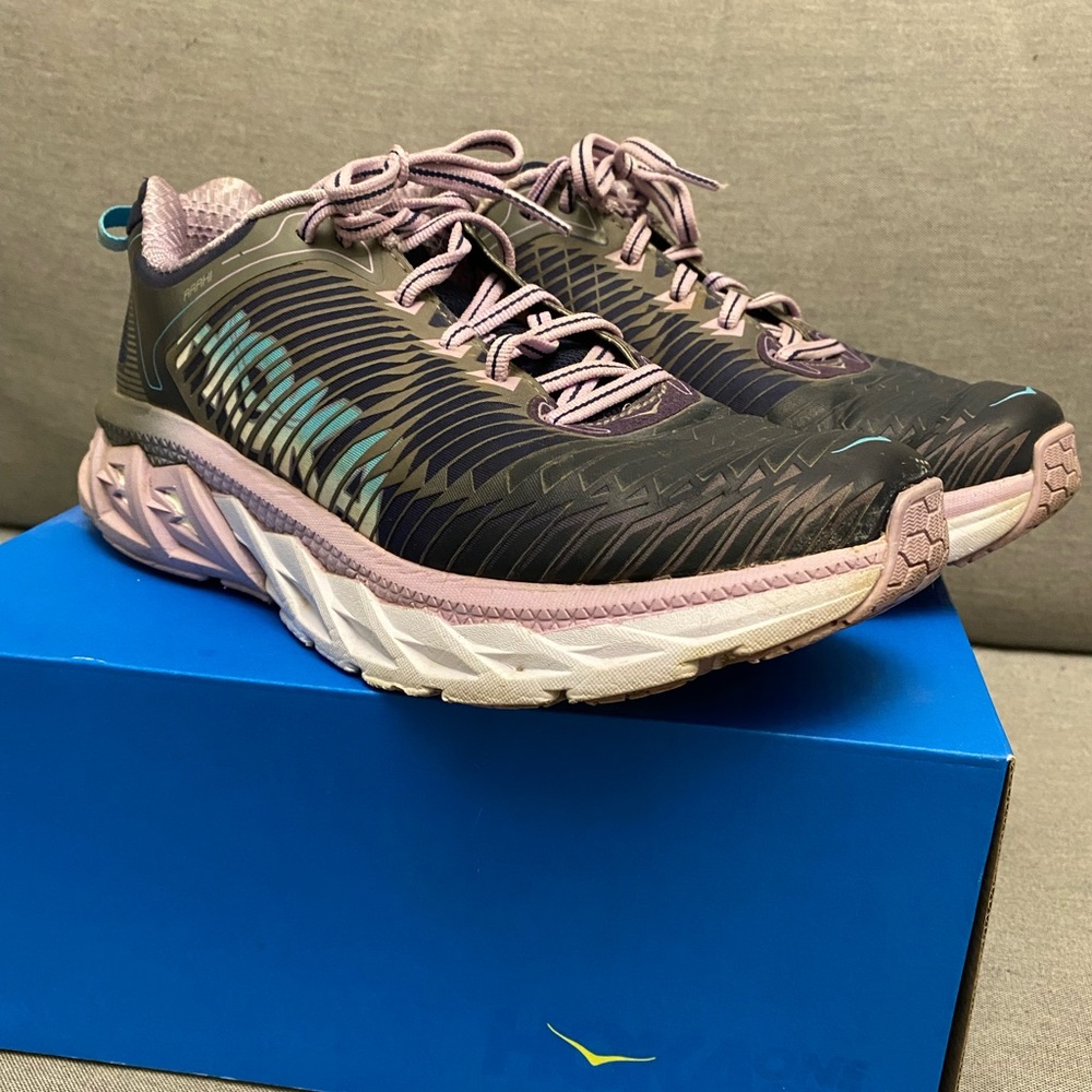 Hoka One One Women’s Arahi in Medieval Blue/Lavender - Size 7.5